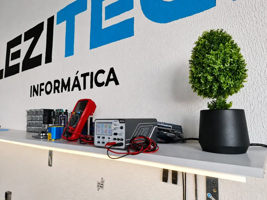 Detalhe da bancada com instrumentos de medição