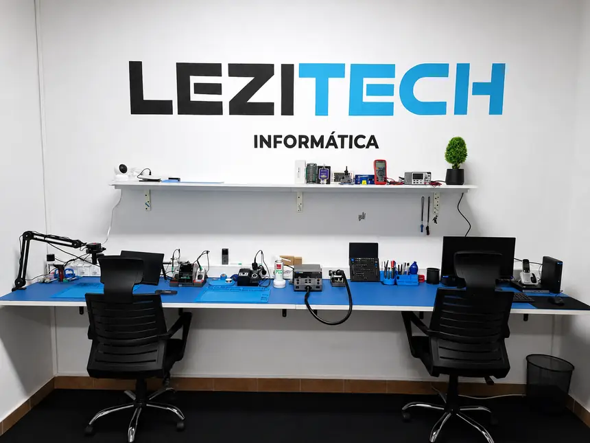 Laboratório técnico da Lezitech com bancada de reparação