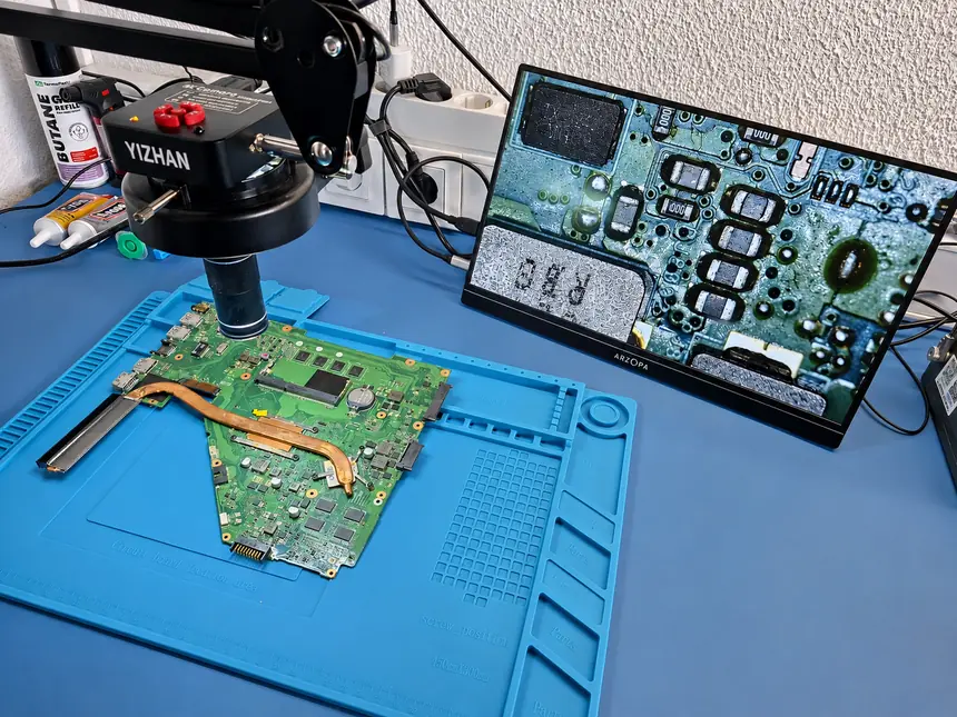 Microscópio e monitor auxiliar usados no diagnóstico eletrónico da Lezitech