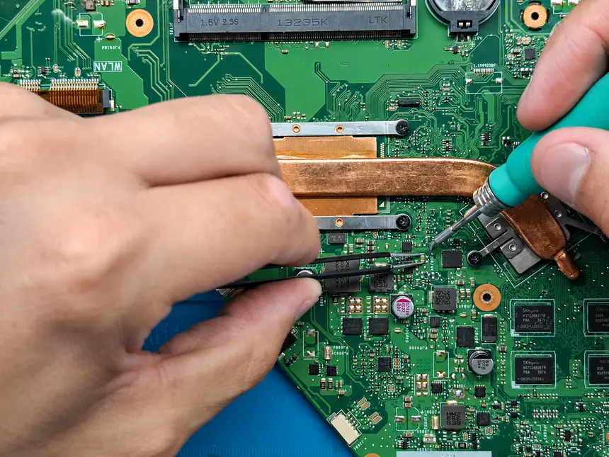 Intervenção técnica numa placa eletrónica