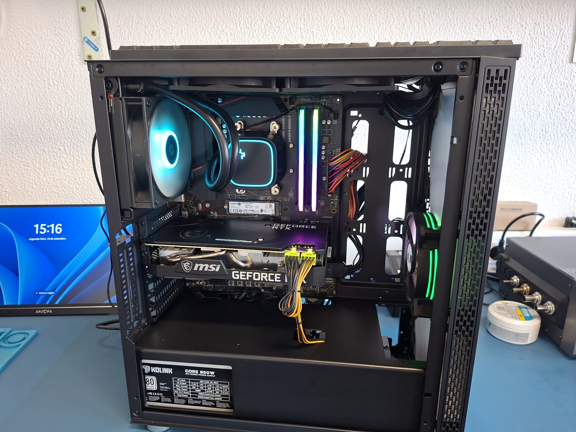 Interior de computador após upgrade de componentes