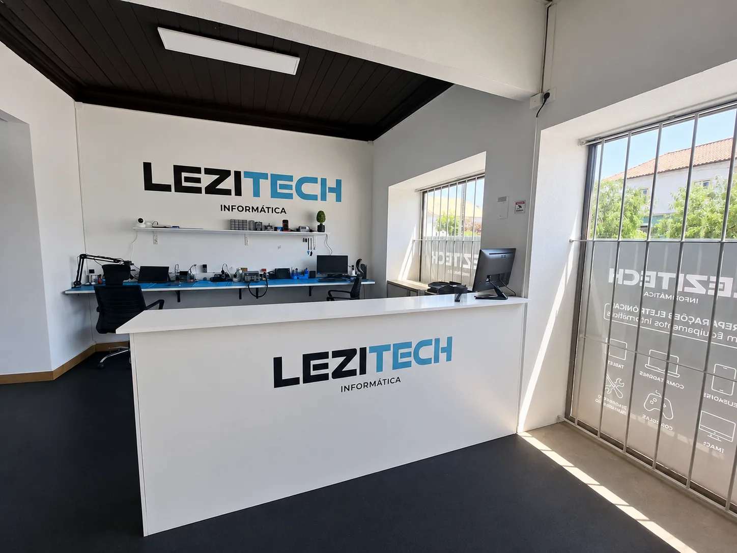 Receção e zona de entrada da loja LeziTech
